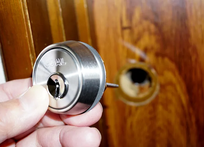 玄関・勝手口・出入口を特殊なカギに交換