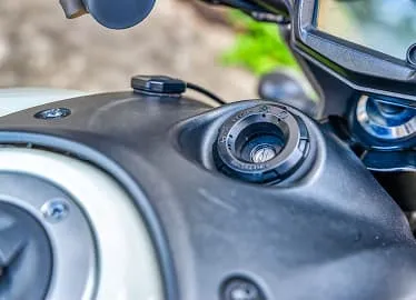 鍵をメットインに閉じ込めてしまった