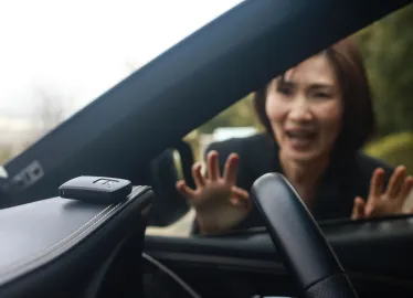 夜間にインロック！鍵は車内に（スズキ・ソリオ）