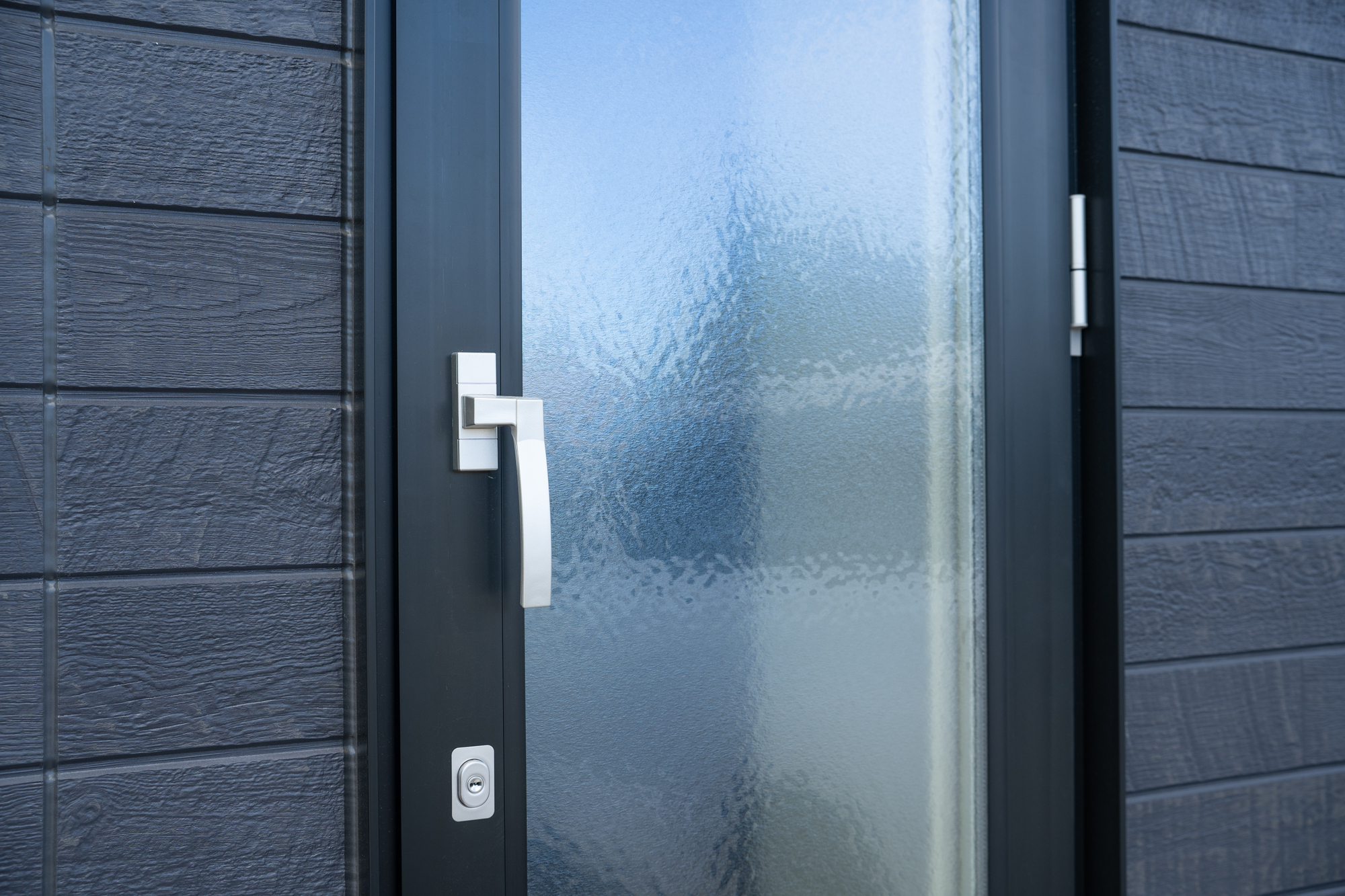 事務所裏の勝手口サッシ、防犯が手薄で