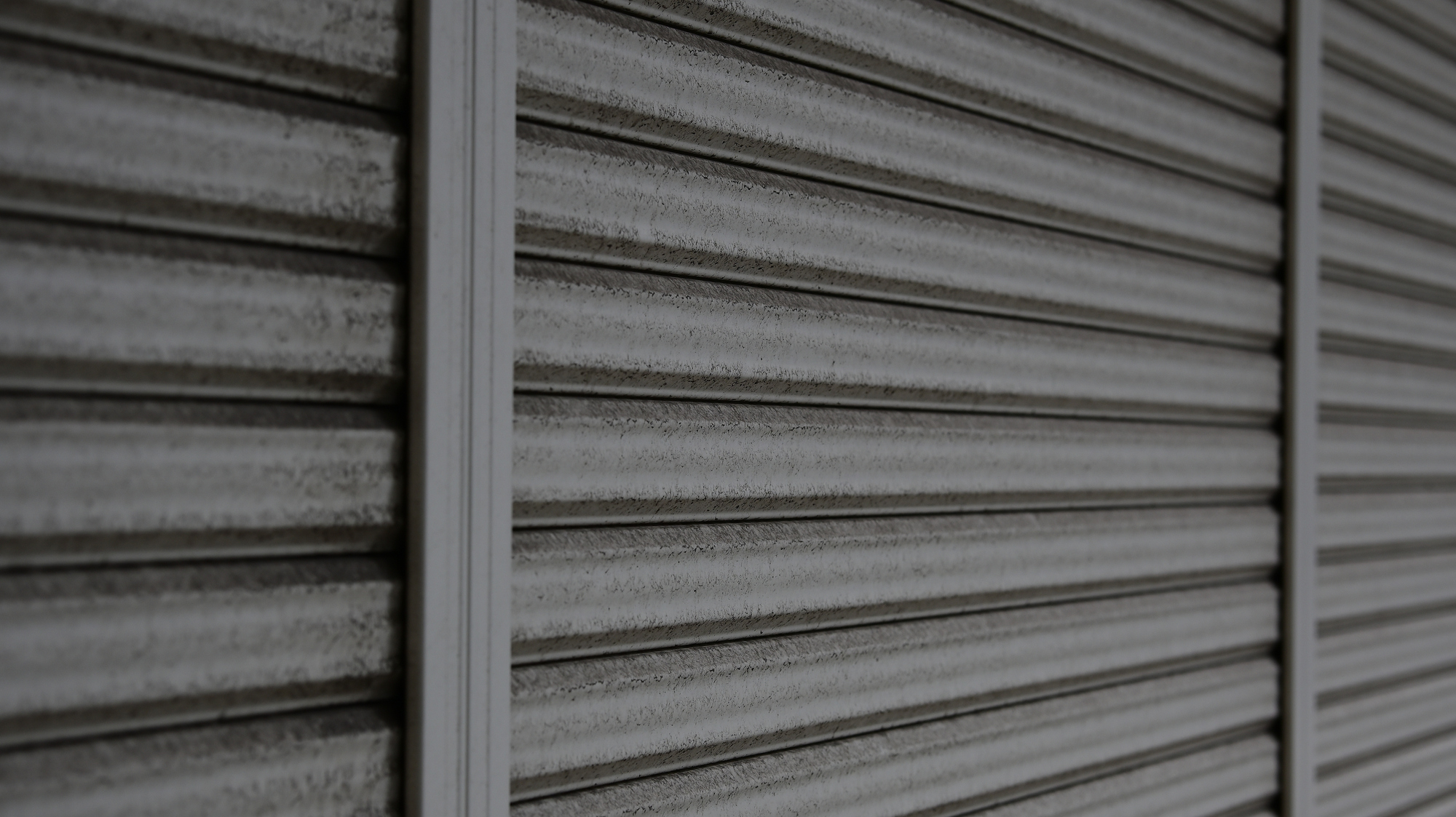 店舗裏のシャッター、防犯面が不安で