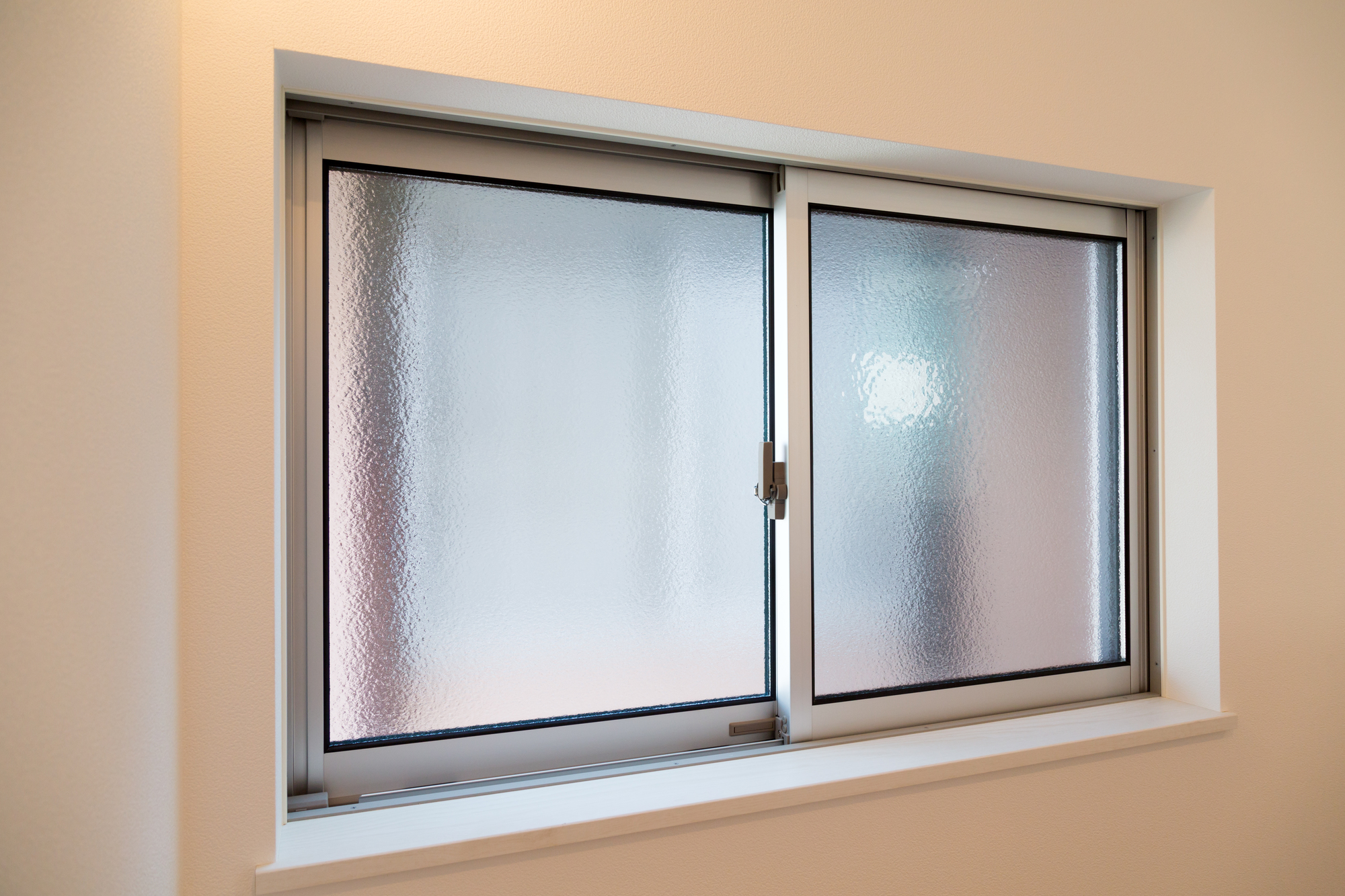 人目につきにくい事務所裏の窓が不安で