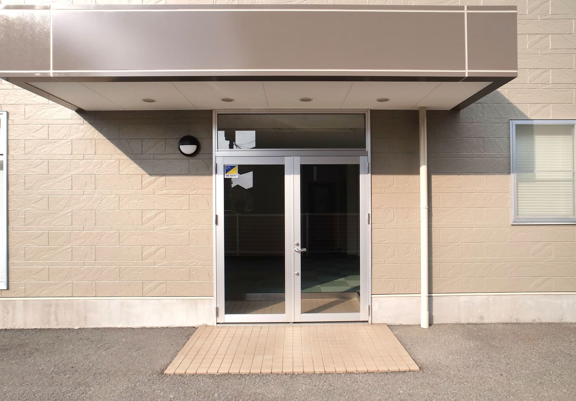 事務所入口の鍵が古く、管理面と防犯面が心配で