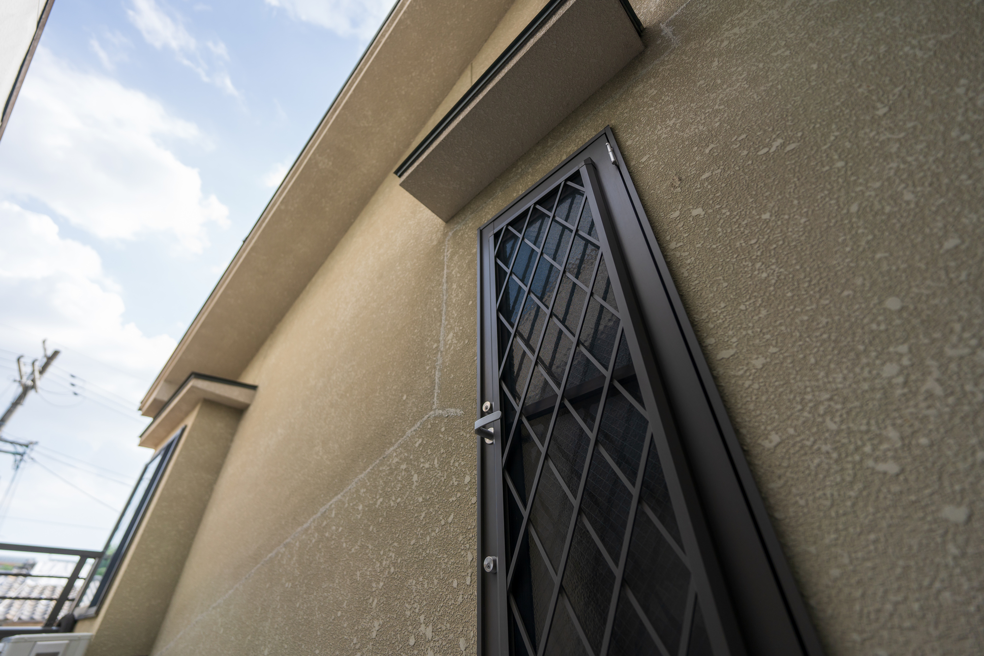 勝手口の窓が無防備で気になっていた