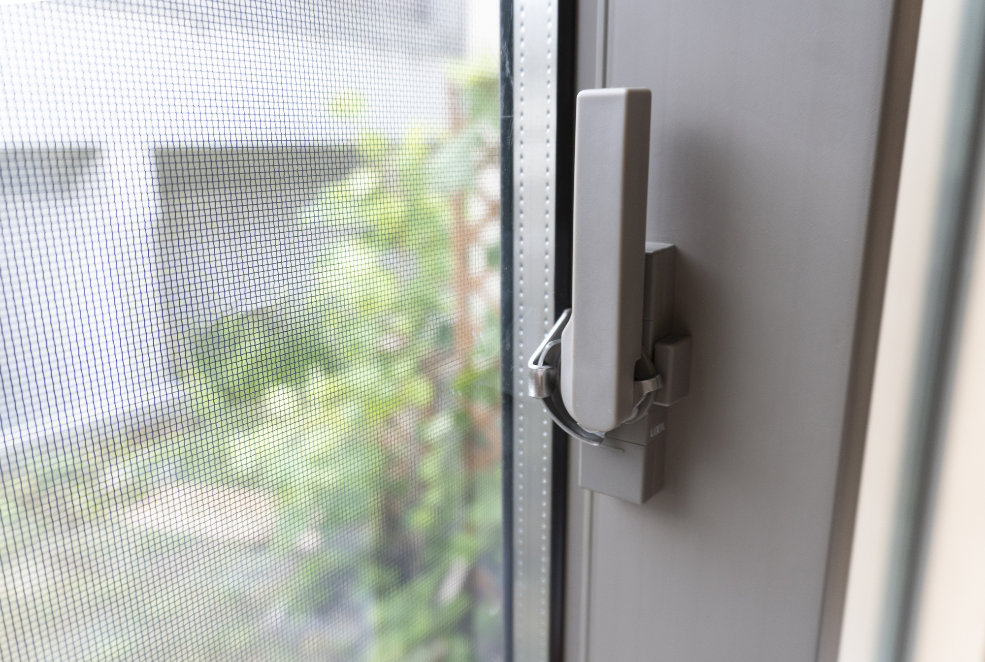 出入りが多い掃き出し窓、防犯が後回しで